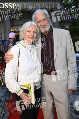 Theaterpremiere 'Der eingebildet Kranke' und 90. Geburtstag von Dieter Hallervorden in Berlin