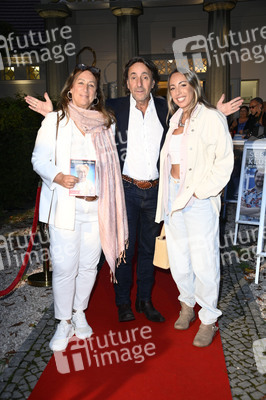 Theaterpremiere 'Der eingebildet Kranke' und 90. Geburtstag von Dieter Hallervorden in Berlin