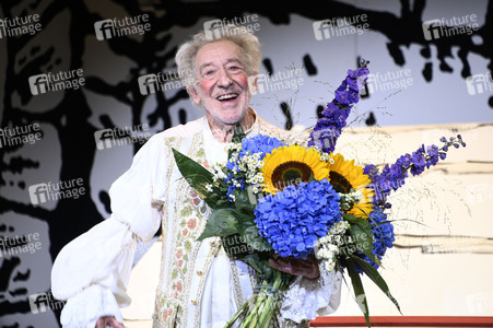 Theaterpremiere 'Der eingebildet Kranke' und 90. Geburtstag von Dieter Hallervorden in Berlin