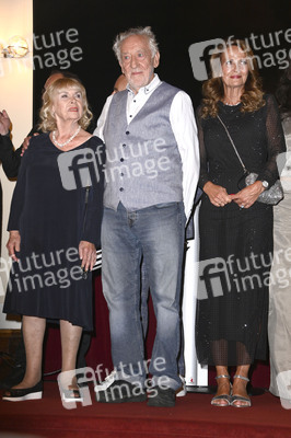 Theaterpremiere 'Der eingebildet Kranke' und 90. Geburtstag von Dieter Hallervorden in Berlin