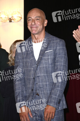 Theaterpremiere 'Der eingebildet Kranke' und 90. Geburtstag von Dieter Hallervorden in Berlin