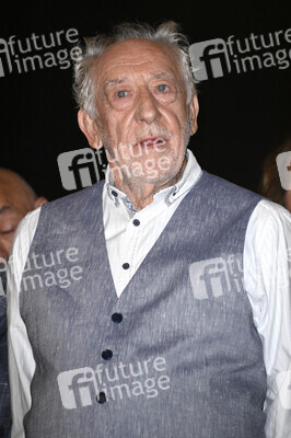 Theaterpremiere 'Der eingebildet Kranke' und 90. Geburtstag von Dieter Hallervorden in Berlin