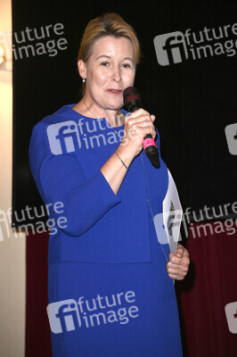 Theaterpremiere 'Der eingebildet Kranke' und 90. Geburtstag von Dieter Hallervorden in Berlin