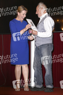 Theaterpremiere 'Der eingebildet Kranke' und 90. Geburtstag von Dieter Hallervorden in Berlin