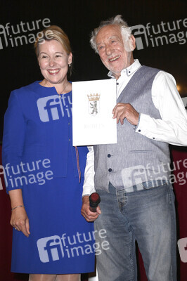 Theaterpremiere 'Der eingebildet Kranke' und 90. Geburtstag von Dieter Hallervorden in Berlin