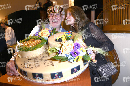 Theaterpremiere 'Der eingebildet Kranke' und 90. Geburtstag von Dieter Hallervorden in Berlin