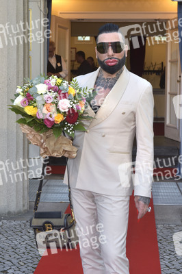 Theaterpremiere 'Der eingebildet Kranke' und 90. Geburtstag von Dieter Hallervorden in Berlin