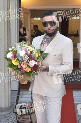 Theaterpremiere 'Der eingebildet Kranke' und 90. Geburtstag von Dieter Hallervorden in Berlin