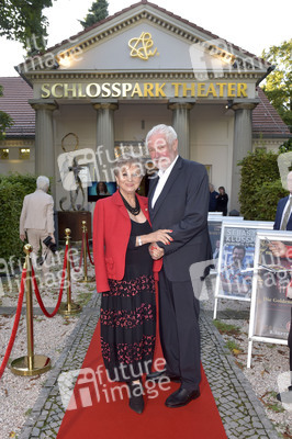 Theaterpremiere 'Der eingebildet Kranke' und 90. Geburtstag von Dieter Hallervorden in Berlin