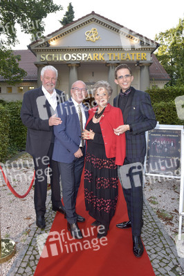 Theaterpremiere 'Der eingebildet Kranke' und 90. Geburtstag von Dieter Hallervorden in Berlin