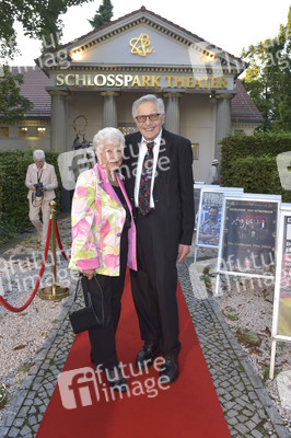 Theaterpremiere 'Der eingebildet Kranke' und 90. Geburtstag von Dieter Hallervorden in Berlin