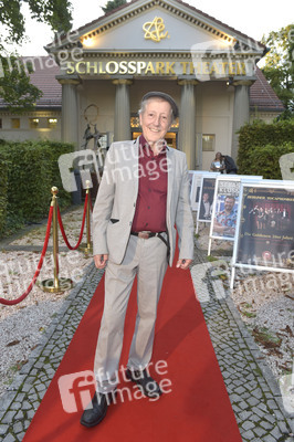 Theaterpremiere 'Der eingebildet Kranke' und 90. Geburtstag von Dieter Hallervorden in Berlin