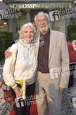 Theaterpremiere 'Der eingebildet Kranke' und 90. Geburtstag von Dieter Hallervorden in Berlin