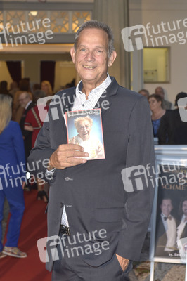 Theaterpremiere 'Der eingebildet Kranke' und 90. Geburtstag von Dieter Hallervorden in Berlin