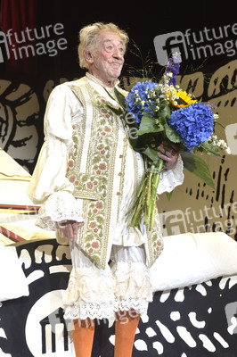 Theaterpremiere 'Der eingebildet Kranke' und 90. Geburtstag von Dieter Hallervorden in Berlin