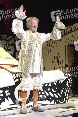 Theaterpremiere 'Der eingebildet Kranke' und 90. Geburtstag von Dieter Hallervorden in Berlin