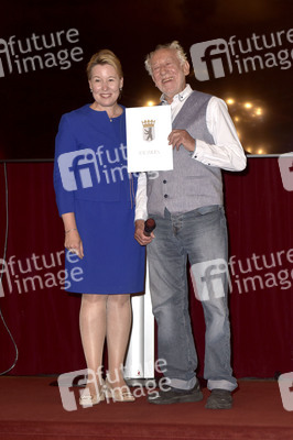 Theaterpremiere 'Der eingebildet Kranke' und 90. Geburtstag von Dieter Hallervorden in Berlin