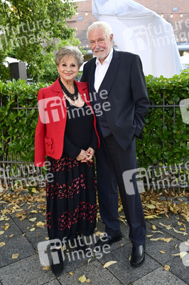 Theaterpremiere 'Der eingebildet Kranke' und 90. Geburtstag von Dieter Hallervorden in Berlin
