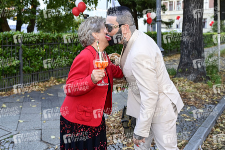 Theaterpremiere 'Der eingebildet Kranke' und 90. Geburtstag von Dieter Hallervorden in Berlin