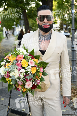 Theaterpremiere 'Der eingebildet Kranke' und 90. Geburtstag von Dieter Hallervorden in Berlin