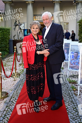 Theaterpremiere 'Der eingebildet Kranke' und 90. Geburtstag von Dieter Hallervorden in Berlin