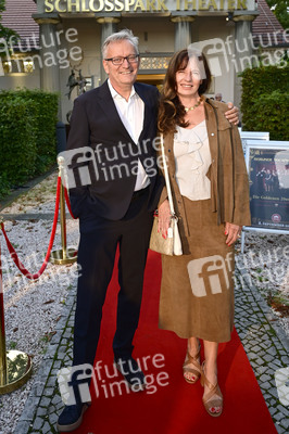 Theaterpremiere 'Der eingebildet Kranke' und 90. Geburtstag von Dieter Hallervorden in Berlin