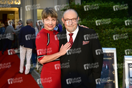 Theaterpremiere 'Der eingebildet Kranke' und 90. Geburtstag von Dieter Hallervorden in Berlin