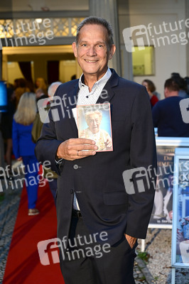 Theaterpremiere 'Der eingebildet Kranke' und 90. Geburtstag von Dieter Hallervorden in Berlin