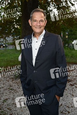 Theaterpremiere 'Der eingebildet Kranke' und 90. Geburtstag von Dieter Hallervorden in Berlin