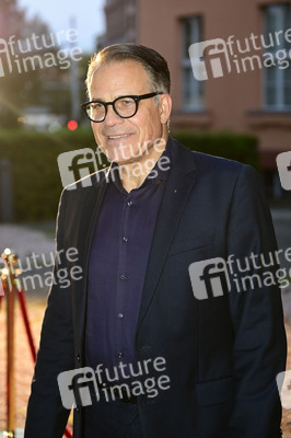 Theaterpremiere 'Der eingebildet Kranke' und 90. Geburtstag von Dieter Hallervorden in Berlin