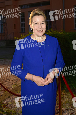 Theaterpremiere 'Der eingebildet Kranke' und 90. Geburtstag von Dieter Hallervorden in Berlin