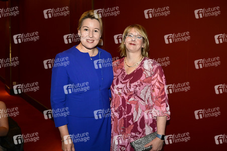 Theaterpremiere 'Der eingebildet Kranke' und 90. Geburtstag von Dieter Hallervorden in Berlin