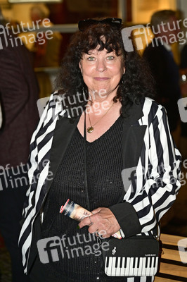 Theaterpremiere 'Der eingebildet Kranke' und 90. Geburtstag von Dieter Hallervorden in Berlin