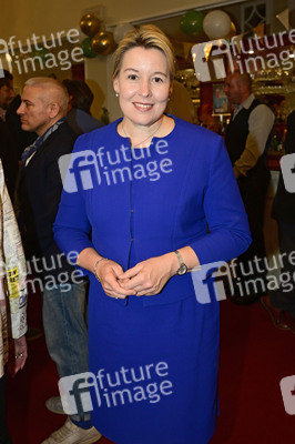 Theaterpremiere 'Der eingebildet Kranke' und 90. Geburtstag von Dieter Hallervorden in Berlin