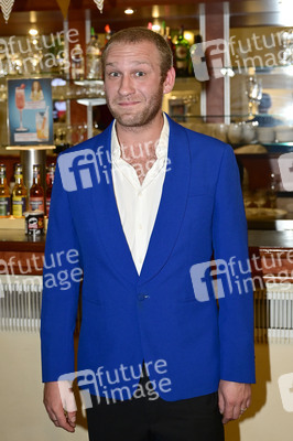 Theaterpremiere 'Der eingebildet Kranke' und 90. Geburtstag von Dieter Hallervorden in Berlin