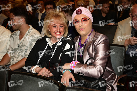 Theaterpremiere 'Der eingebildet Kranke' und 90. Geburtstag von Dieter Hallervorden in Berlin