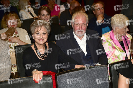 Theaterpremiere 'Der eingebildet Kranke' und 90. Geburtstag von Dieter Hallervorden in Berlin