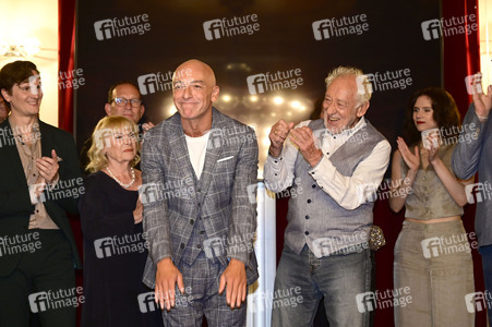 Theaterpremiere 'Der eingebildet Kranke' und 90. Geburtstag von Dieter Hallervorden in Berlin