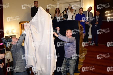 Theaterpremiere 'Der eingebildet Kranke' und 90. Geburtstag von Dieter Hallervorden in Berlin