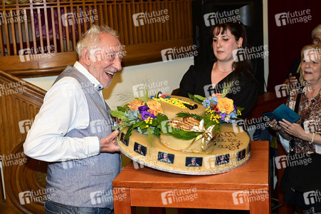 Theaterpremiere 'Der eingebildet Kranke' und 90. Geburtstag von Dieter Hallervorden in Berlin