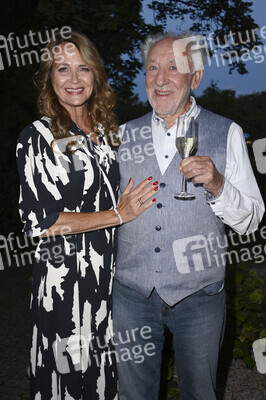 Überraschungsgala zum 90. Geburtstag von Dieter Hallervorden in Berlin