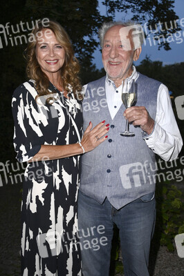 Überraschungsgala zum 90. Geburtstag von Dieter Hallervorden in Berlin