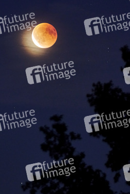 Mondfinsternis mit Blutmond über Hannover