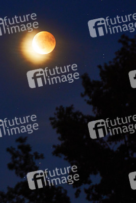 Mondfinsternis mit Blutmond über Hannover