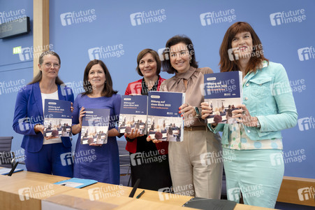 Bundespressekonferenz 'Vorstellung der OECD-Studie Bildung auf einen Blick 2025' in Berlin