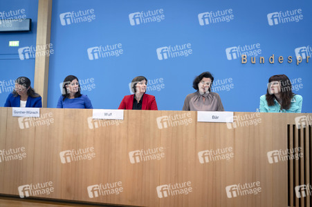 Bundespressekonferenz 'Vorstellung der OECD-Studie Bildung auf einen Blick 2025' in Berlin