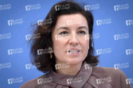 Bundespressekonferenz 'Vorstellung der OECD-Studie Bildung auf einen Blick 2025' in Berlin