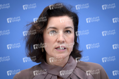 Bundespressekonferenz 'Vorstellung der OECD-Studie Bildung auf einen Blick 2025' in Berlin