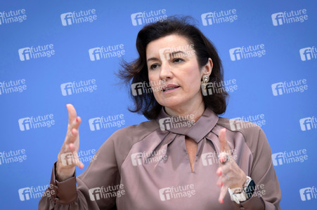 Bundespressekonferenz 'Vorstellung der OECD-Studie Bildung auf einen Blick 2025' in Berlin