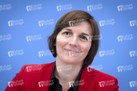 Bundespressekonferenz 'Vorstellung der OECD-Studie Bildung auf einen Blick 2025' in Berlin